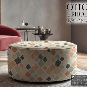 Puede incluir: Un otomán tapizado redondo con un patrón geométrico en tonos beige, naranja, verde y gris. El otomán está sobre una alfombra de color neutro. El texto "OTTOMAN UPHOLSTERY PSD MOCKUPS" es visible en la imagen.