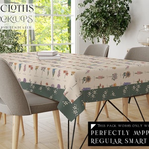 Può includere: Due tovaglie con un motivo floreale in un ambiente da pranzo. Le tovaglie sono beige con un bordo verde e presentano una varietà di fiori in tonalità di rosa, viola, giallo e blu. Le tovaglie sono disposte su un tavolo di legno con quattro sedie.