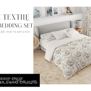 Może przedstawiać: Zestaw pościeli w kolorze białym i beżowym z kwiatowym wzorem przedstawiającym ptaki i jelenie. Zestaw zawiera poszewkę na kołdrę, poszewki na poduszki i prześcieradło. Pościel jest prezentowana na łóżku z drewnianym zagłówkiem i szarym, tapicerowanym wezgłowiem. Łóżko znajduje się w sypialni z drewniana podłogą i białymi ścianami.