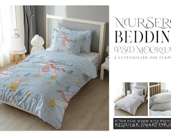 Puede incluir: Una maqueta de ropa de cama para bebés azul y blanca con una cama blanca con una funda nórdica con estampado azul y blanco y una almohada blanca con estampado azul y blanco. La funda nórdica presenta un diseño de animales de dibujos animados. El texto "NURSERY BEDDING PSD MOCKUPS 2 CUSTOMIZABLE PSD TEMPLATES" se muestra encima de la imagen.