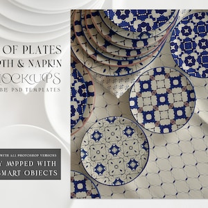 Könnte beinhalten: Zwei Arten von Tellern, eine Tischdecke und eine Serviette als Mockup. Die Teller haben ein blaues und weißes geometrisches Muster. Die Tischdecke und die Serviette haben einen weißen Hintergrund mit einem blauen und weißen geometrischen Muster. Der Text "2 TYPES OF PLATES TABLECLOTH & NAPKIN PSD MOCKUPS 2 CUSTOMIZABLE PSD TEMPLATES" wird auf der linken Seite des Bildes angezeigt.