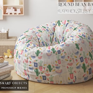 Könnte beinhalten: Ein runder Sitzsack mit einem weißen Stoffbezug, der ein farbenfrohes Muster aus Kakteen, Vögeln und anderen skurrilen Designs zeigt. Der Sitzsack steht auf einem Holzboden.