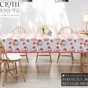 Puede incluir: Un mantel blanco con un patrón de cupcakes rosas y fresas. El mantel está puesto sobre una mesa de madera con seis sillas de madera. El mantel es una plantilla de maqueta PSD.
