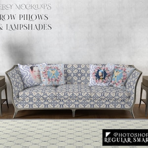 Puede incluir: Una maqueta de una sala de estar con un sofá estampado en azul y blanco, cuatro almohadas, dos mesas auxiliares con lámparas y una alfombra estampada. El texto "Upholstery Mockups, Sofa Throw Pillows, Carpet & Lampshades" está en la parte superior de la imagen. El texto "Photoshop Only, Regular Smart Objects" está en la parte inferior de la imagen.
