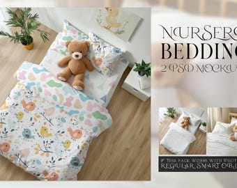Puede incluir: Un juego de ropa de cama para cuna blanca con un estampado colorido de pájaros y hojas. El juego incluye una sábana bajera, una sábana plana y una funda de almohada. La ropa de cama se muestra en una cuna blanca con un oso de peluche en la parte superior. El texto "Nursery Bedding 2 PSD Mockups" se muestra en el lado derecho de la imagen.
