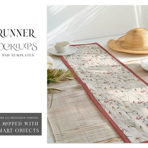 Puede incluir: Un camino de mesa floral con un borde rojo sobre una mesa de madera. El camino de mesa tiene un fondo blanco con un patrón de pequeñas flores rosas y hojas verdes. Hay un sombrero de paja y dos tazas de té blancas sobre la mesa.