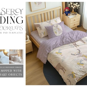 Op de afbeelding: Een wit houten bedframe met een lichtpaarse en witte bedsprei met een hertenprint. De bedsprei heeft een lichtbruine hertenprint met een lichtbruine en gele vogelprint. Het bed staat op een donkergrijze vloerbedekking. De tekst "NURSERY BEDDING PSD MOCKUPS 3 CUSTOMIZABLE PSD TEMPLATES" staat bovenaan de afbeelding.