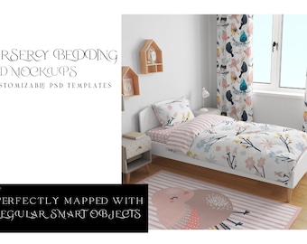 Puede incluir: Una cama blanca con una sábana a rayas rosa y blanca y un edredón con estampado floral. La cama está en una habitación con paredes blancas y una ventana con cortinas con un patrón de pájaros. La habitación también tiene un pequeño estante de madera con una casita de pájaros. El texto "Nursery Bedding PSD Mockups" y "Perfectly Mapped with Regular Smart Objects" es visible en la imagen.