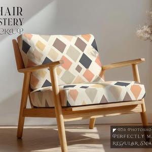 Może przedstawiać: Drewniany fotel z geometrycznym wzorem rombów na siedzisku i poduszce oparcia. Tekst "ARMCHAIR UPHOLSTERY PSD MOCKUP" znajduje się w lewym górnym rogu. Tekst "FOR PHOTOSHOP & PHOTOPAE PERFECTLY MAPPED WITH REGULAR SMART OBJECTS" znajduje się w prawym dolnym rogu.