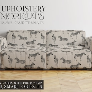 Op de afbeelding: Een bank met een zebraprint bekleding. De bank is beige met zwart-witte zebra's. De tekst "SOFA UPHOLSTERY PSD MOCKUPS" staat bovenaan. De tekst "THIS PACK WORKS WITH PHOTOSHOP REGULAR SMART OBJECTS" staat onderaan.
