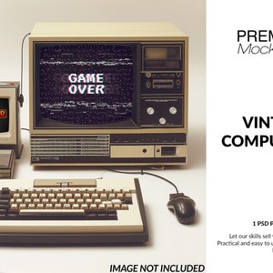 以下が含まれることがあります： ベージュのモニターに「GAME OVER」と表示された静止画の画面、キーボード、マウス、そして「GAME OVER」と表示された黒い画面の小型のベージュのコンピューターを備えた、ビンテージのコンピューターセットアップ。