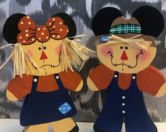 Mickey y Minnie espantapájaros
