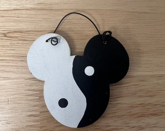 Mickey yin y yang