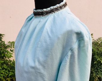 Abito vintage in crêpe azzurro cielo, colletto con paillettes, anni '60 - S/M