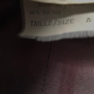 May include: A white tag with black text that reads "100% acrylic" and "Taille/Size A".