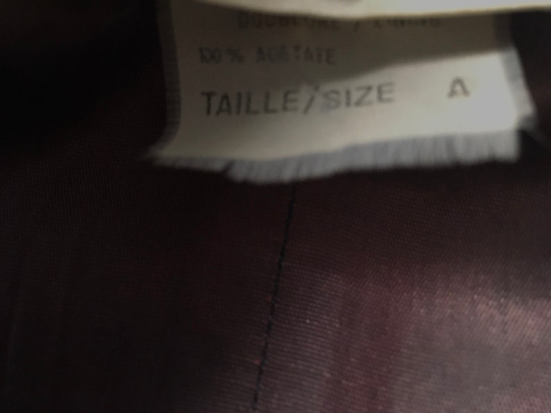 May include: A white tag with black text that reads "100% acrylic" and "Taille/Size A".