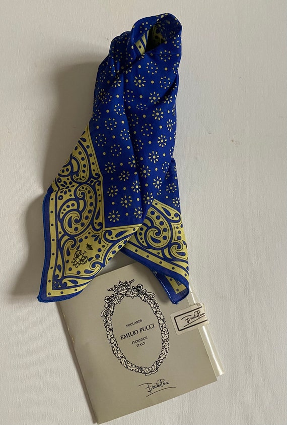 Foulard En Soie Emilio Pucci Occasion - Motif Fleuri Bleu - Accessoire De Luxe Vintage