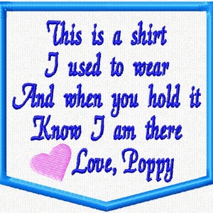 Op de afbeelding: Blauw geborduurd patch met een witte achtergrond en een hart. De tekst luidt "This is a shirt I used to wear And when you hold it Know I am there Love, Poppy".