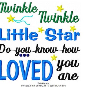 Puede incluir: Diseño bordado con la letra "Twinkle Twinkle Little Star Do You Know How Loved You Are" en hilo verde, azul, amarillo y negro. El diseño incluye estrellas y una estrella fugaz.