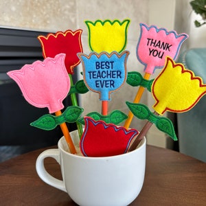 Lehrer Wertschätzung Stickmuster, Tulpe Frühlingsblume Bleistift Buntstift Topper, Blumenstrauß 10 x 10 cm im Stickrahmen Maschinenstickerei