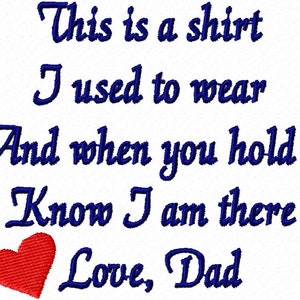 Puede incluir: Una camisa blanca con texto bordado en azul que dice "This is a shirt I used to wear And when you hold it Know I am there Love, Dad". Un corazón rojo está bordado debajo del texto.