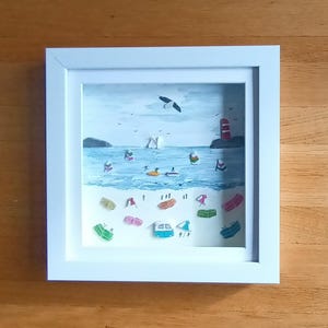 Sea Glass Beach Scene Art: Humorous Coastal Wall Decor Bild 6