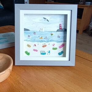 Sea Glass Beach Scene Art: Humorous Coastal Wall Decor Bild 4