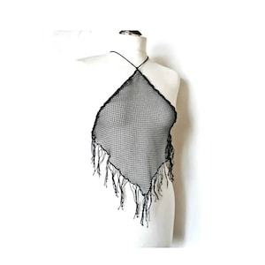 Op de afbeelding: Zwarte haltertop met een mesh-ontwerp en franjes.