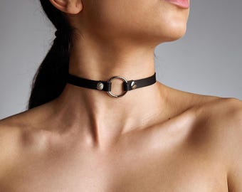Dünnes Lederchoker mit Ring: Verführerisches Halsband, Fetisch-Accessoire für Frauen