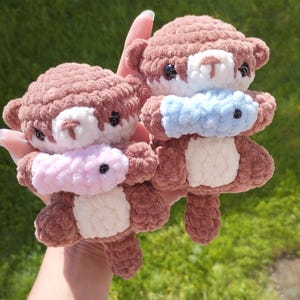 Customizable crocheted otter plush