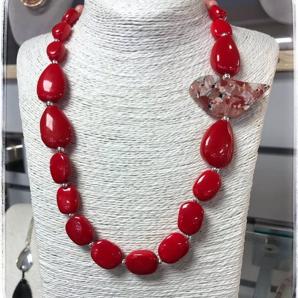 Corail rouge court grosse perle déclaration collier acrylique d’été style oiseau poussin détail Ibiza Marbella chic