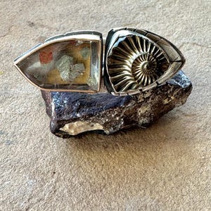 Pierścionek Primordial Mixed Metal, Quartz i Amonit Split Top Statement