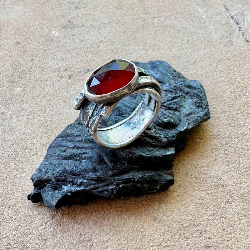 •HESSONITE GARNET - LIL' EYE• simple bezel silver ring (size 7)