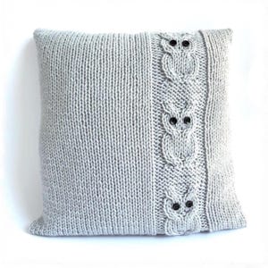 Patrón de tejido: Funda de cojín "Familia de búhos", diseño grueso (PDF en inglés)