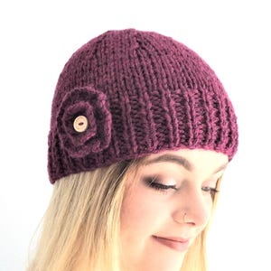 Patrón de tejido para gorro, diseño de gorro plano de punto grueso para adultos y niños, tutorial rápido para hacer un regalo, gorro para principiantes, gorro con estampado de flores marinas (inglés)