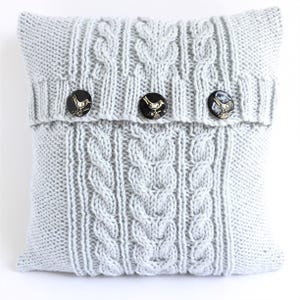 MOTIF DE TRICOT, housse de coussin torsadé, cadeau pour la maison neuf en tricot plat fait main, ouverture d'enveloppe ou de bouton, anglais, « Reflections Cushion Cover »
