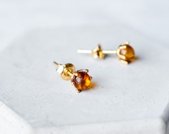 Boucles d'oreilles fines en ambre de la Baltique Clous en ambre naturel Petites boucles d'oreilles en ambre Clous en argent doré Boucles d'oreilles minimalistes Cognac Boucles d'oreilles Tiny Stone