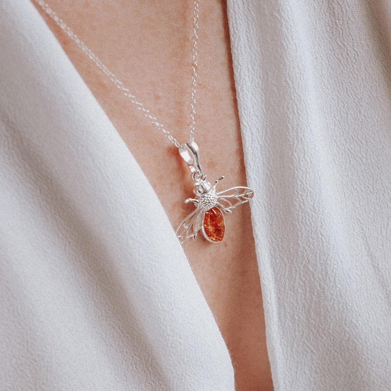 Hiqmic Collana Con Ciondolo Ape In Argento 925 Placcato Oro Bianco E Strass, Catena Regolabile 40-45 Cm, Con Panno E Sacchetto