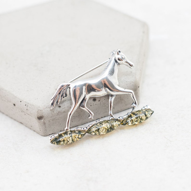 Broche cheval en ambre de la Baltique Broche cheval en ambre vert cadeau pour amoureux des chevaux en argent bijoux équestres cheval en argent pendentif cheval en ambre breloque cheval image 4