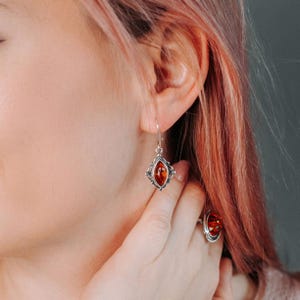 バルト海産琥珀とスターリングシルバーのビクトリア朝のイヤリング バルト海産琥珀のイヤリング 琥珀のシルバーイヤリング 琥珀のダングルイヤリング ビクトリア朝のジュエリー