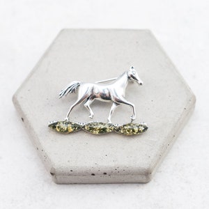 Broche cheval en ambre de la Baltique Broche cheval en ambre vert cadeau pour amoureux des chevaux en argent bijoux équestres cheval en argent pendentif cheval en ambre breloque cheval image 5