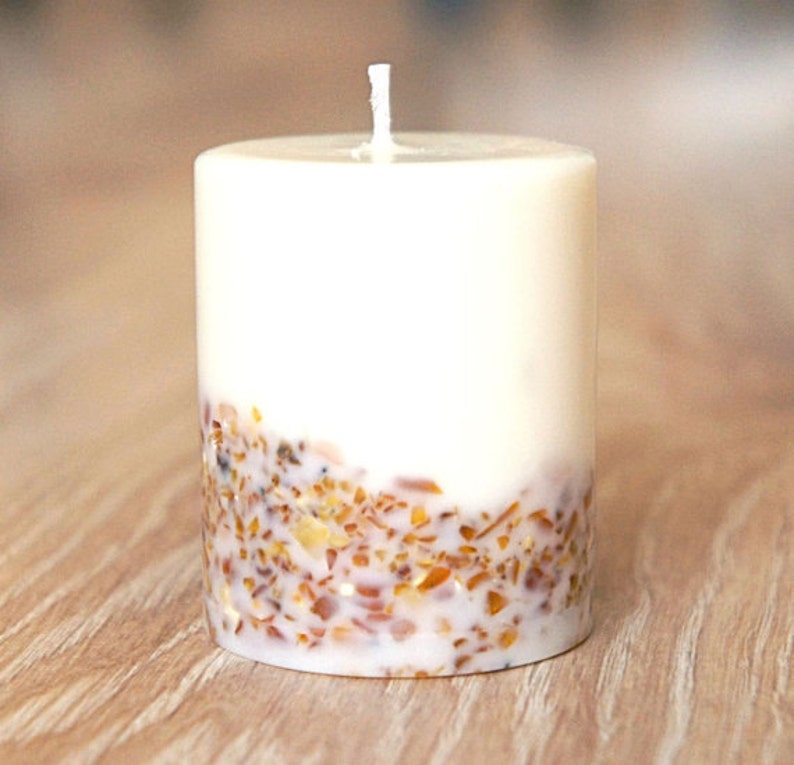 Свеча с деревянным фитилем. Свечи из соевого воска в баночках. Контейнерные свечи из соевого воска. Свечи с сухоцветами в баночке. Сделать соевую свечу.