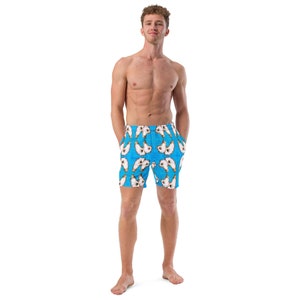Op de afbeelding: Een man draagt blauwe zwembroeken met een wit en bruin perenpatroon. De broek heeft een trekkoord in de taille en zijzakken.