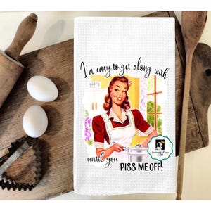 Funny Retro Housewife Tea Towel, I&#39;m Easy to Get Along With Until You Piss You Me Off Dish Towel, Sarcastic Kitchen Hand Towel