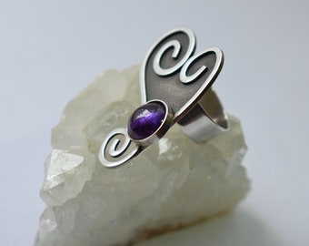 Heart-shaped sterling silver ring and amethyst