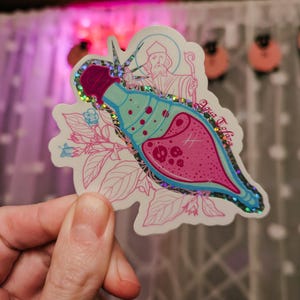 Sticker vinyle 3" scintillant scintillant dessiné à la main « Cosmetic » Aqua Tofana MATGA #MeToo