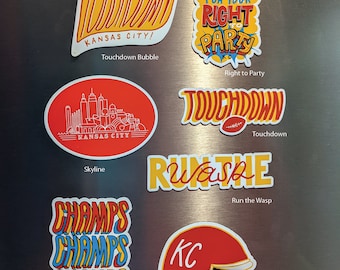Variedad de imanes de 3" de vinilo ilustrado con letras a mano de fútbol americano de los Kansas City Chiefs