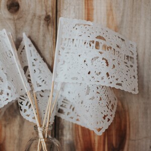 Gepersonaliseerde huwelijksbedankjes wapperende vlaggen | Mini Papel Picado-vlaggen gemaakt in aangepaste kleuren | 5,9 x 4,7 inch op houten stok van 30 cm | VERZENDT NAAR DE VS