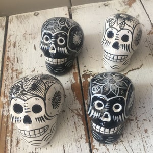 Mexicaanse keramiek geschilderde schedels - cadeauset van 4 kleine zwart-witte handgeschilderde schedels - op de dag van de doden geïnspireerde kunst | Verzending gratis vanuit het VK