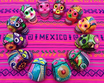 Adornos de arte para el Día de los Muertos con calaveras mexicanas pintadas a mano - Venta al por mayor de 120 para restaurantes, bodas y eventos